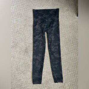Spanx Leggings Women's Medium Camo Black Gray Look At Me Now Seamless Active